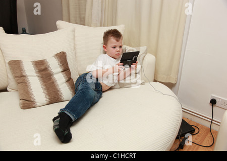 Il Toddler giocare con il Nintendo DS Foto Stock