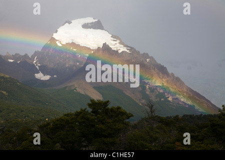 Arcobaleno su una montagna vicino a El Chalten Foto Stock