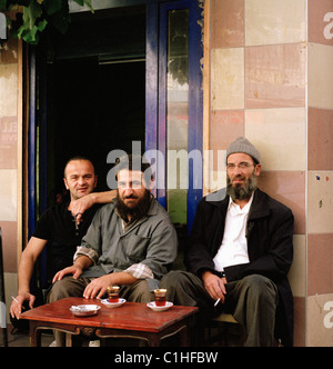 Gli uomini nella classe operaia quartiere di Balat ad Istanbul in Turchia. Foto Stock