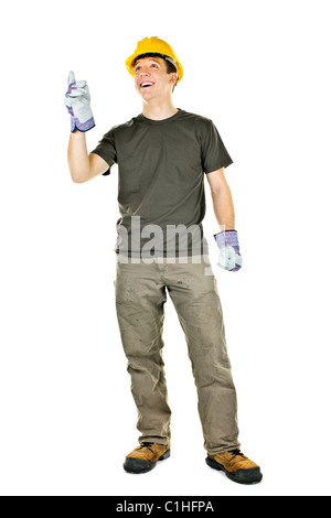 Sorridente operaio edile rivolto verso l'alto standing isolati su sfondo bianco Foto Stock
