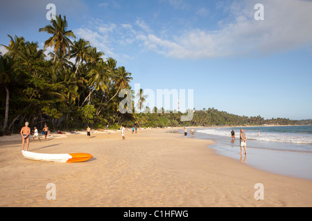 Una vista di Mirissa Beach sulla costa sud dello Sri Lanka Foto Stock