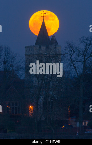 Super luna salire oltre Warfield Chiesa, Warfield, Bracknell, Berkshire, Regno Unito Foto Stock