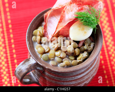 Zuppa di lenticchie in un tegame di coccio cup - primo piano Foto Stock