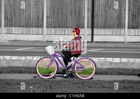 Red Head belle biciclette Foto Stock