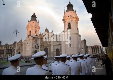 Linea di polizia peruviana cadetti a piedi a Plaza de Armas di Lima Peru' Foto Stock