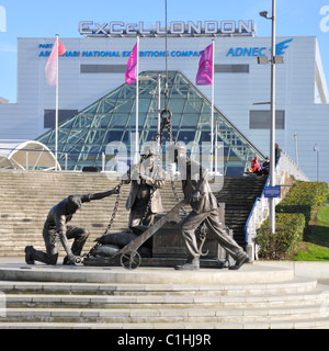 Scultura di portuali fuori dall'Excel Exhibition Centre intitolata 'atterrato' situata vicino al vecchio Royal Victoria Dock a Newham East London Inghilterra Regno Unito Foto Stock