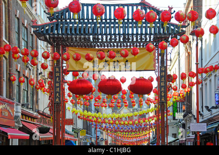 Chinatown paesaggio urbano Londra West End Street scena cinese colorato Decorazioni delle lanterne e porta d'ingresso a China Town Gerrard Street England REGNO UNITO Foto Stock