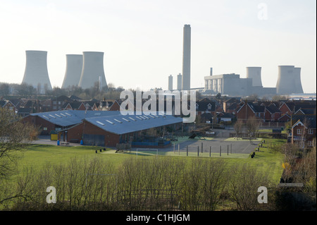 Signora Grove scuola con Didcot Power Station in background. Foto Stock