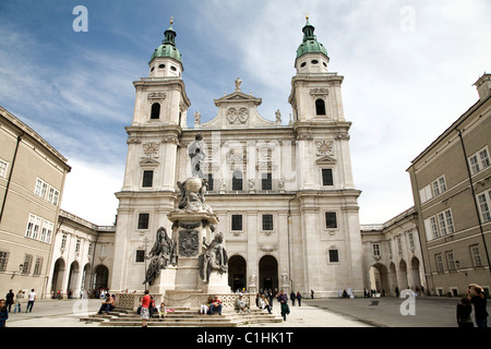 Il Duomo di Salisburgo con la statua di Maria nella parte anteriore. Salisburgo, Austria. Foto Stock