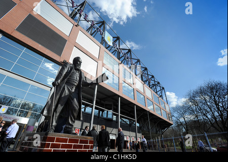 Statua di William McGregor fondatore della Football League nel 1888 al di fuori del parco di Villa Casa di Aston Villa Football Club Foto Stock