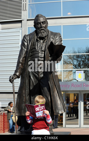 Statua di William McGregor fondatore della Football League nel 1888 al di fuori del parco di Villa Casa di Aston Villa Football Club Foto Stock