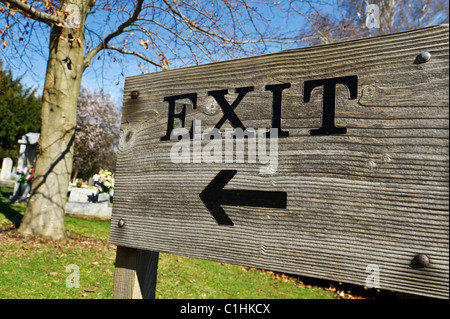 Una uscita di legno segno in Worthing cimitero punti a sinistra. Foto Stock