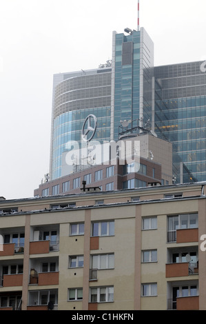 Rondo 1 ufficio moderno edificio e casa del piatto in primo piano in Varsavia POLONIA Foto Stock