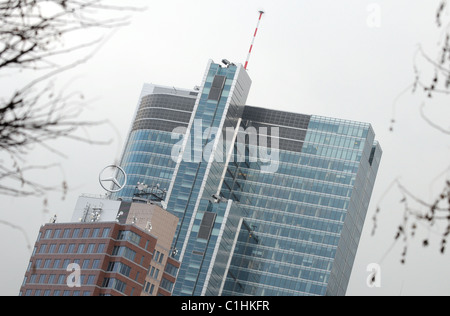 Rondo 1 ufficio moderno edificio (più alto) e Ilmet edificio del centro di Varsavia POLONIA Foto Stock