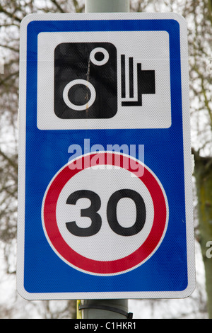 30 mph velocità segno di avvertimento Foto Stock