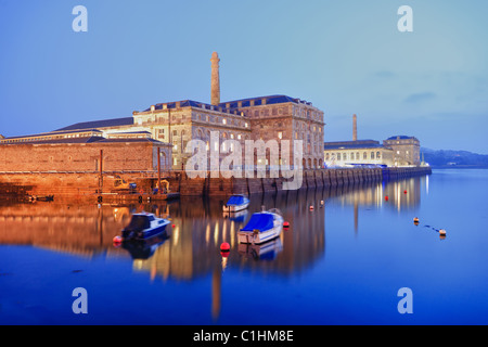 Scatto al crepuscolo di "The Royal William Yard", Plymouth, Devon. Immagine a lunga esposizione Foto Stock