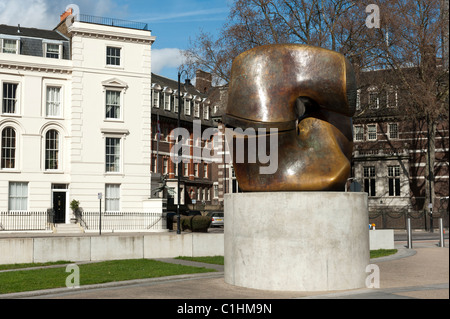 Pezzo di bloccaggio scultura, Henry Moore. Millbank, London. Presentato alla Tate dall'artista 1978. Foto Stock