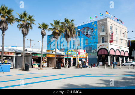 Famosa in tutto il mondo Venice Beach Boardwalk ospita quasi due chilometri di negozi, ristoranti e venditori ambulanti Foto Stock