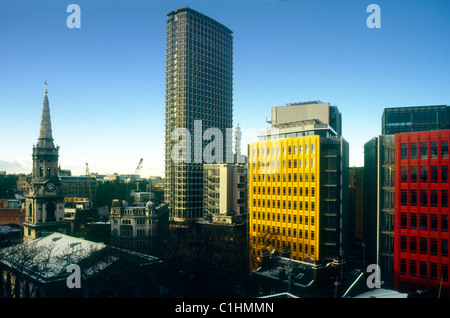 St Giles nei campi chiesa, punto centrale, BT Tower e Central St Giles edifici di Renzo Piano, Londra sulla sera d'inverno Foto Stock