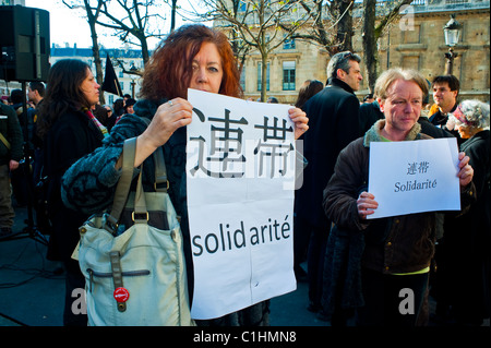 Parigi, Francia, i francesi che manifestano contro il nucleare, le donne attiviste Holding Japanese Language Protest Sign at Demonstration Foto Stock