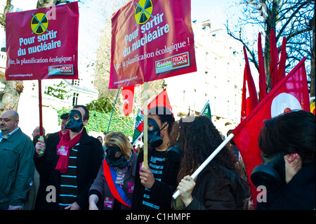 Parigi, Francia, francesi che manifestano contro l'energia nucleare, indossando maschere a gas e manifestando segnali di protesta su strada, protesta per l'energia nucleare Foto Stock