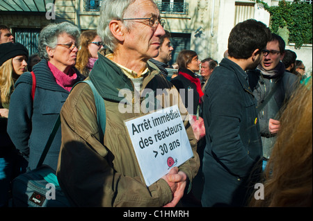 Parigi, Francia, Francese persone manifestano contro il nucleare, uomo Holding firmano: 'Stop tutti gli impianti nucleari di età superiore a 30 anni" Foto Stock