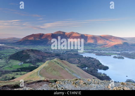 Serata drammatica della luce solare sullo Skiddaw e Cat campane nel Lake District inglese Foto Stock