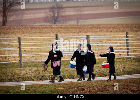 Ragazze Amish a casa a piedi dalla scuola in Gordonville, PA. Foto Stock