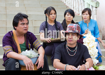 Attori birmano filmata per la serie tv a Taung Kalat, il Monte Popa, Myanmar Foto Stock