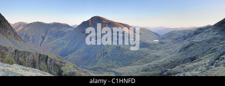 Panorama dei pontili Ghyll e prima luce su grande timpano nel Lake District inglese Foto Stock