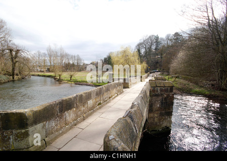 Bakewell Derbyshire packhorse ponte sul fiume Wye antico ponte sul trota di fiume pieno di bellissimi acqua chiara Foto Stock