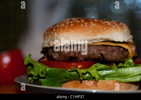 Hamburger su una piastra Foto Stock