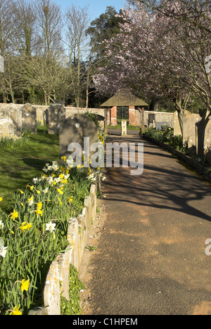 Il percorso principale che conduce giù dalla anglo-Saxon St Mary's Church, Sompting, West Sussex. Foto Stock