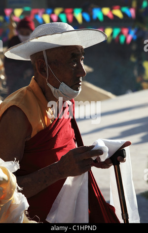 Lama buddista durante i rituali in Nepal Himalaya Foto Stock