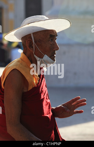 Lama buddista durante i rituali in Nepal Himalaya Foto Stock