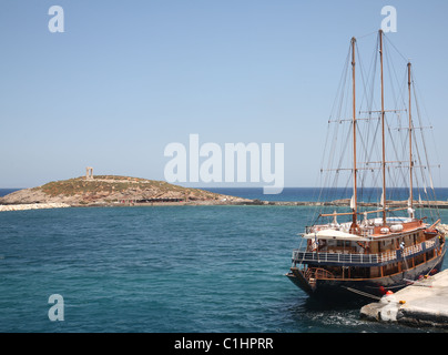 Ormeggiato a Tall Ship, porto di Naxos, il Tempio di Apollo, Palatia in background, Isola di Naxos, Cicladi Grecia Foto Stock