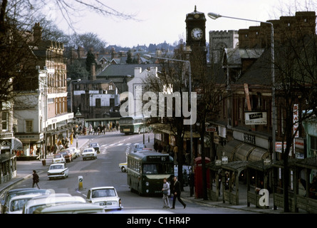 Anni Settanta vista storica di persone e di traffico sulla strada alta della città in autunno a Royal Tunbridge Wells in Kent England Regno Unito 1972 KATHY DEWITT