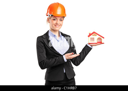 Un forewoman tenendo un modello di casa Foto Stock