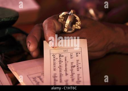 Lama buddista durante i rituali in Nepal Himalaya Foto Stock