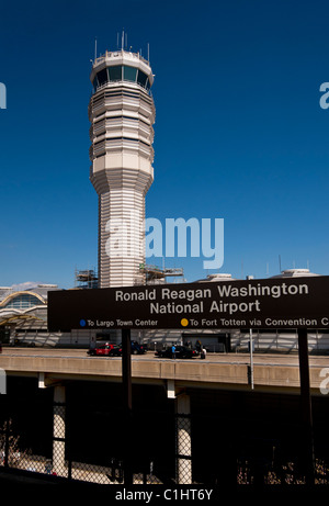L'Aeroporto Nazionale Ronald Reagan di Washington di firmare e torre di controllo Foto Stock