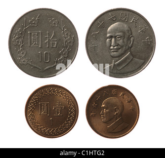 Nuovo dollaro di Taiwan monete isolato su bianco Foto Stock
