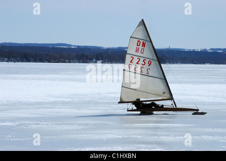 Vele Iceboat attraverso DITA CONGELATE Lago. Foto Stock