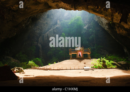 La surreale Phraya Nakhon Grotta e il trono pavilion di Khao Sam Roi Yot National Park in Thailandia Foto Stock