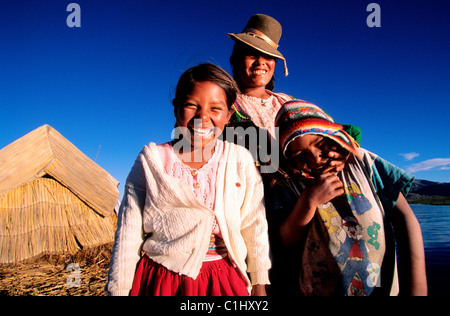 Il Perù, dipartimento di Puno, il lago Titicaca, indiani Uros che vivono su isole galleggianti realizzati con reed Foto Stock