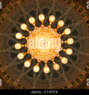 La lampada e cupola centrale del Sultano Qaboos grande moschea in Muscat Oman. Foto Stock