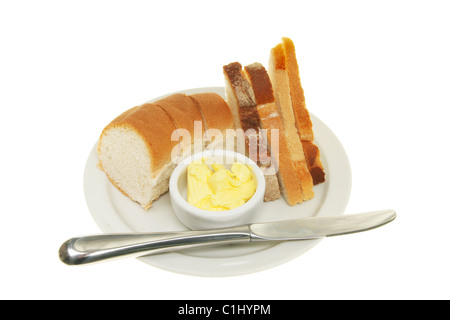 Selezione di pane con burro e un coltello su una piastra Foto Stock
