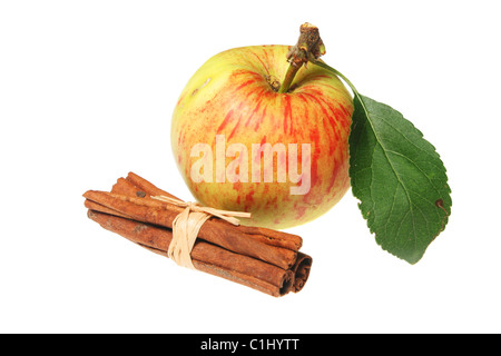 Bastoncini di cannella e freschi raccolti apple su bianco Foto Stock