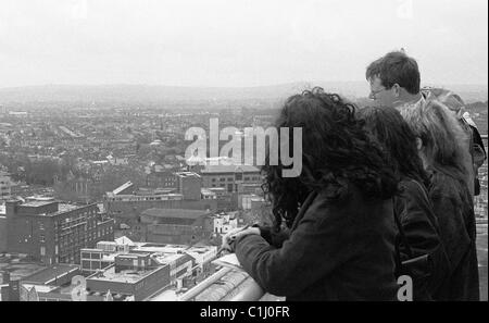 Sesta femmina formano gli studenti a studiare la geografia di Swindon dalla sommità del Murray John edificio Swindon Wiltshire, Inghilterra Foto Stock