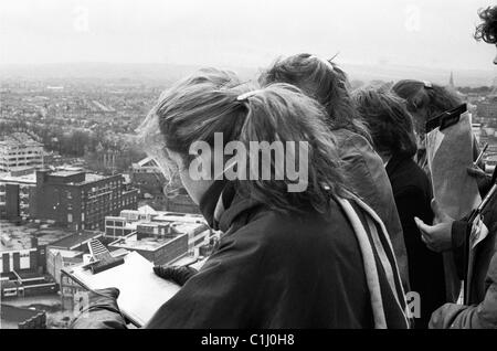 Sesta femmina formano gli studenti a studiare la geografia di Swindon dalla sommità del Murray John edificio Swindon Wiltshire, Inghilterra Foto Stock