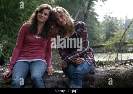 Ritratto di due ragazze adolescenti, Jensen's Bay, Tofino, Isola di Vancouver, British Columbia, Canada Foto Stock